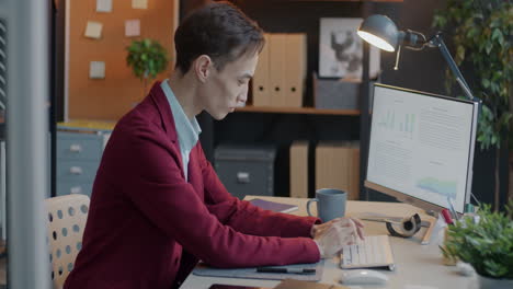 hombre de negocios trabajando en una computadora en una oficina moderna