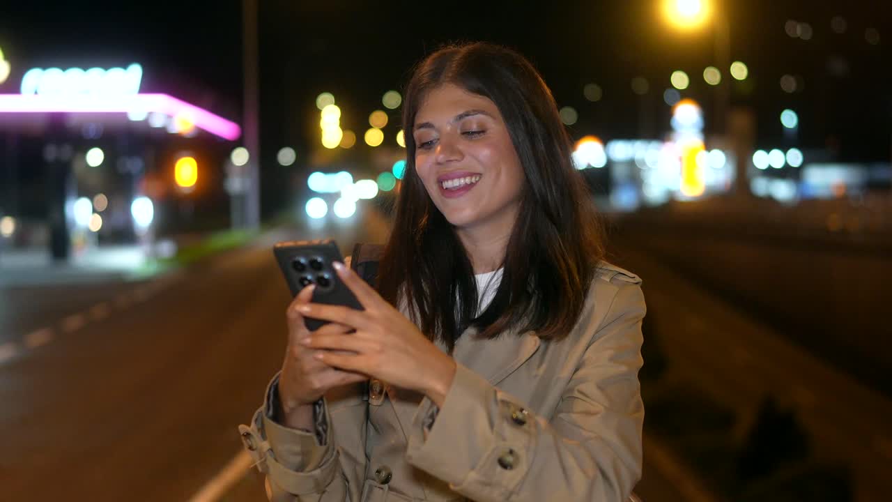 Donna che usa lo smartphone di notte