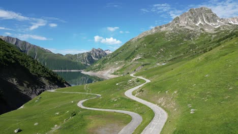 Carretera-Escénica-Y-Lago-De-Montaña-En-Los-Alpes-Franceses,-Isere-Savoy---Pedestal-Aéreo-Arriba