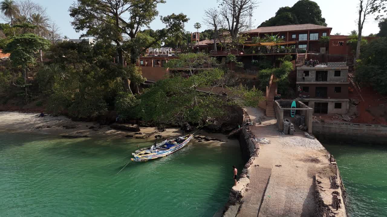 Resort tropicale con piscina con vista sul mare turchese catturato da un drone nelle isole Bijagos