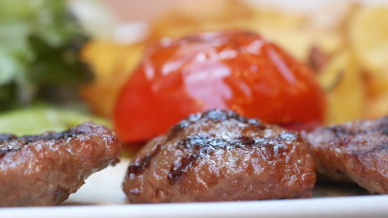 채소와 함께 긴 터키 고기 어리 (kofte)