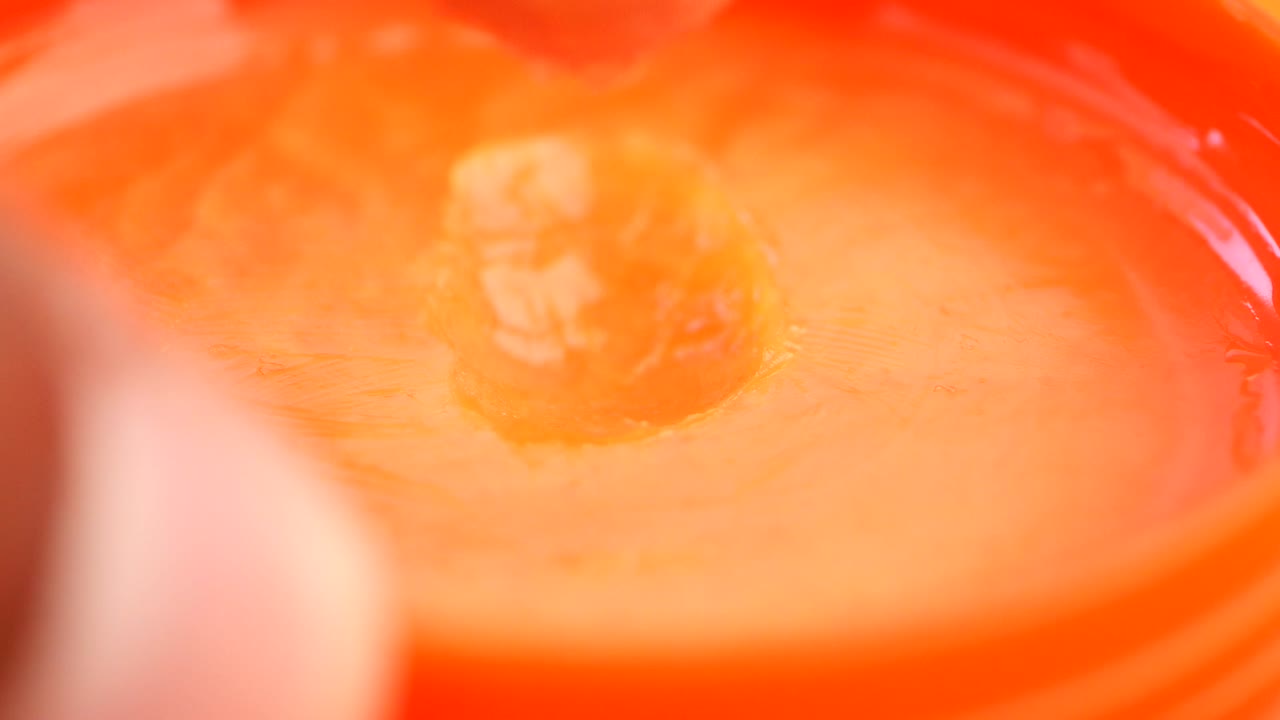 손가락으로 입술 balsam 또는 비슷한 제품을 적용합니다.