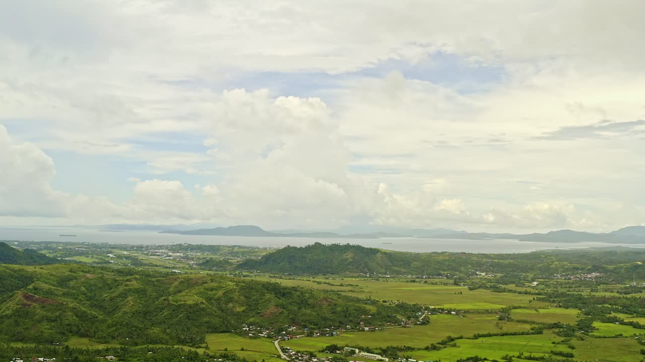 수리가오 시와 수리가오 해협 위의 산악 정글 풍경을 보여주는 공중 뷰