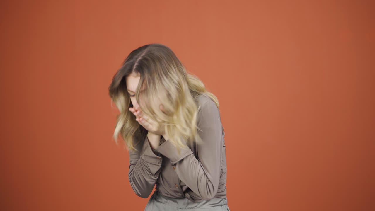 기침을 하는 아픈 젊은 여성.