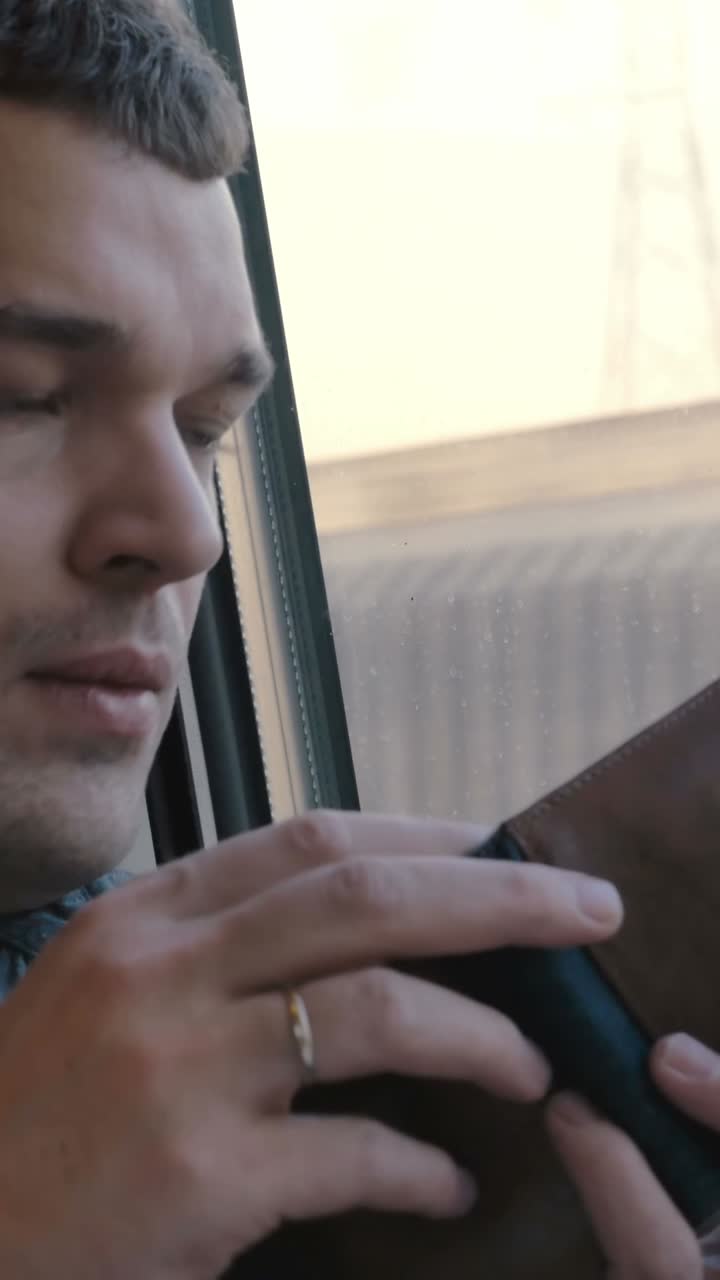 열차에 타고 있는 남자