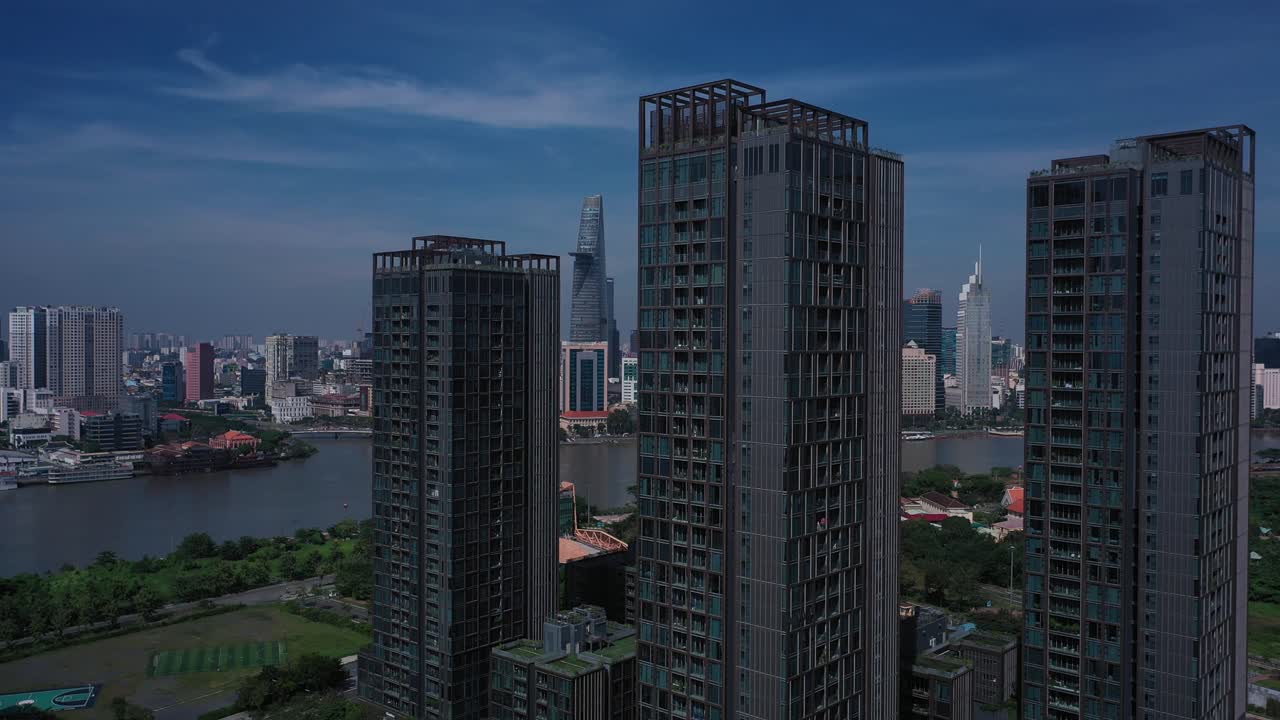 베트남, 호치민 시의 상징적인 건물들의 스카이라인은  ⁇ 은  ⁇ 은 날 건축물과 사이공 강을 특징으로합니다.