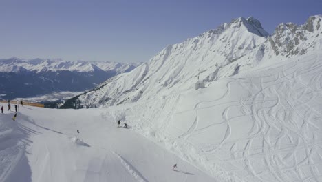alpes austríacos drone revelan en la estación de esquí de nordkette sobre innsbruck, esquiador del parque de terreno del horizonte saltando en la estación de esquí
