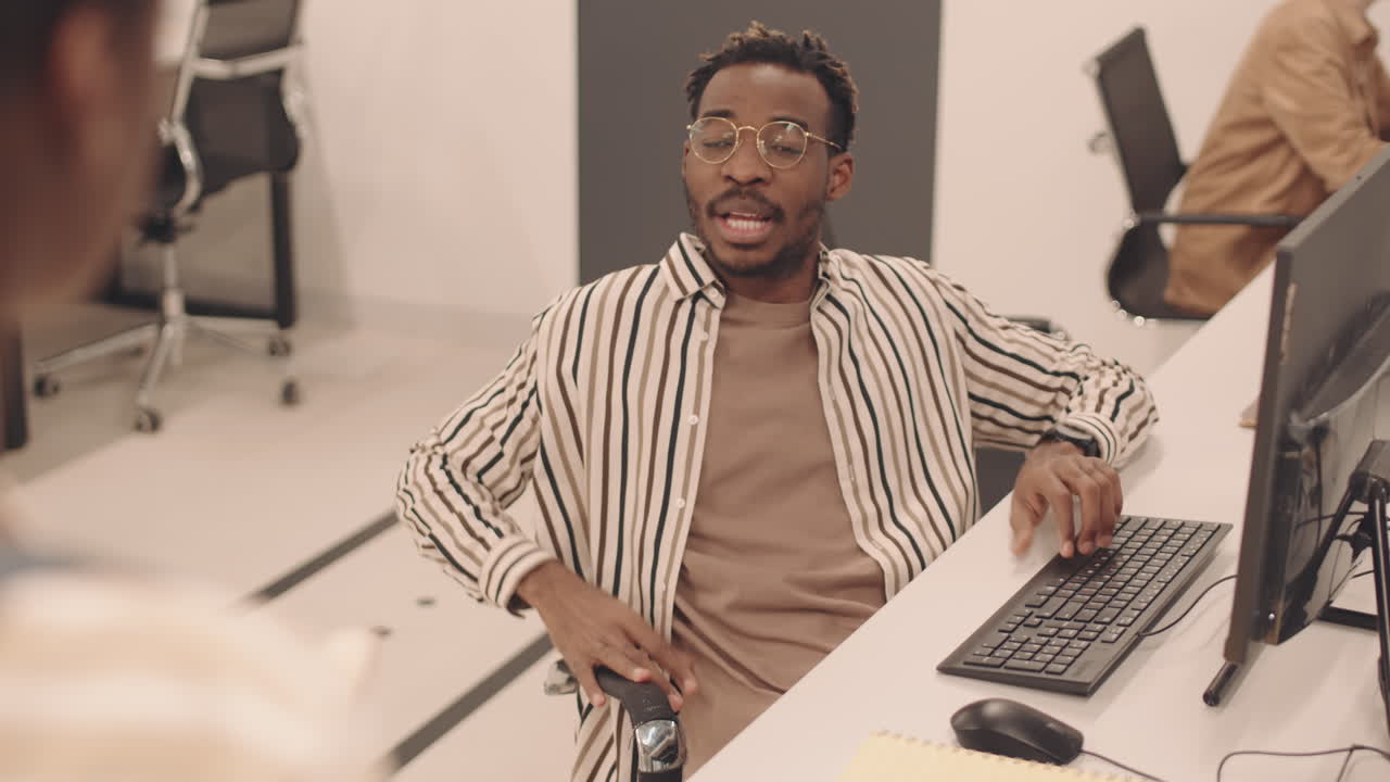 Estudante de TI negro estudando programação na aula