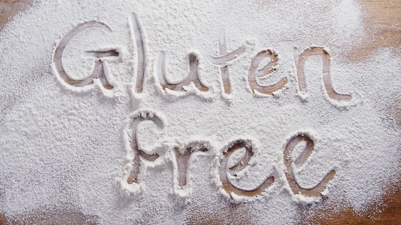 글루텐이 없는 단어가 뿌려진 밀가루 4k에 적혀 있습니다.