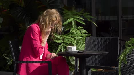 Mujer-De-Negocios-Toma-Su-Teléfono-Y-Llama-A-Su-Colega