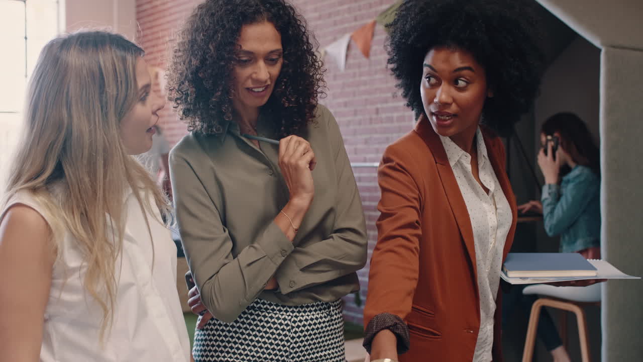 publicidad, comunicación, oficina muy ocupada