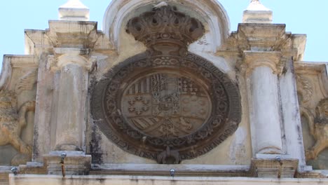 Coat-Of-Arms-On-The-Palacio-De-Los-Capitanes-Generales-In-Antigua,-Guatemala