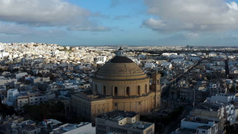 Domed-17th-century-Catholic-Church-With-Neoclassical-Architecture-In-Rotunda-Square,-Mosta,-Malta