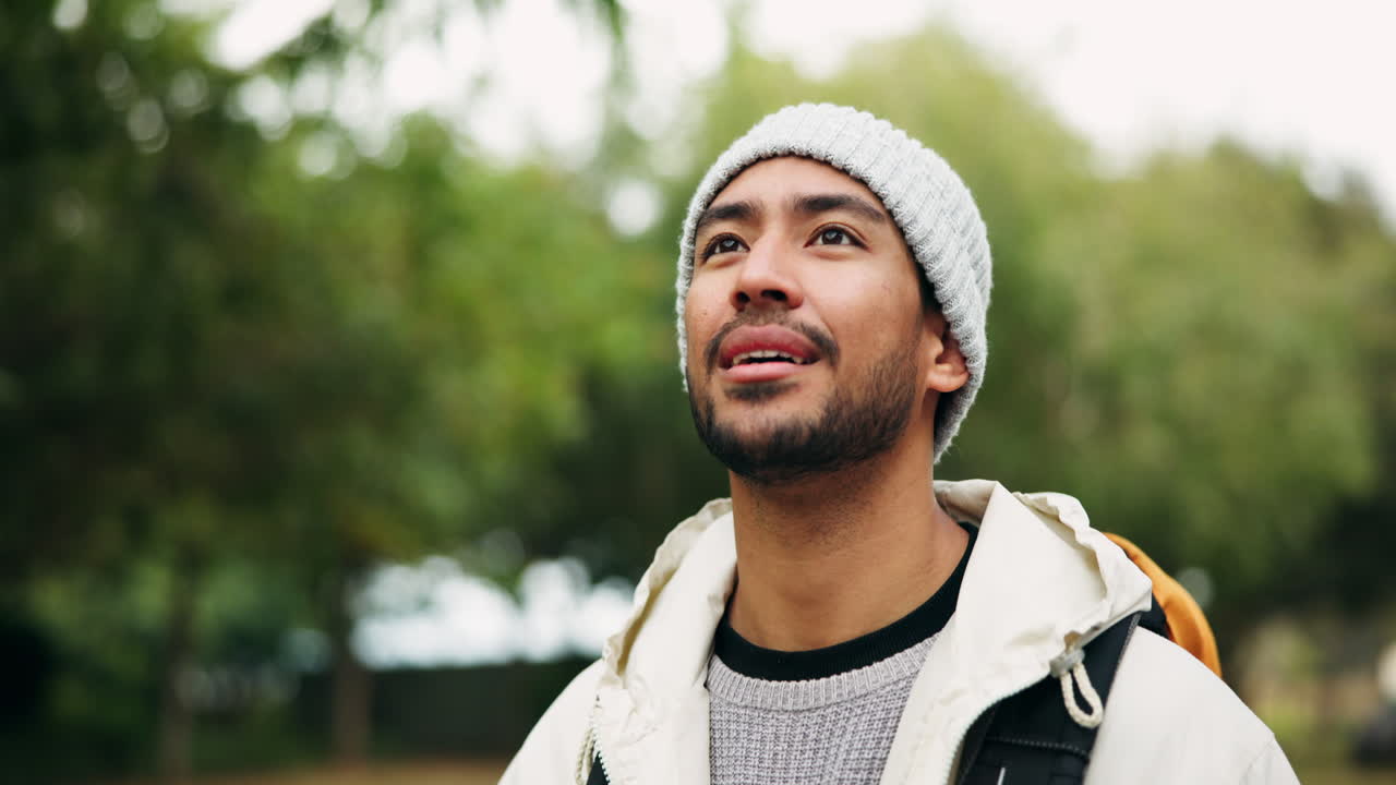 야외, 남자 공기를 호흡하고 하이킹에서 휴식을 취