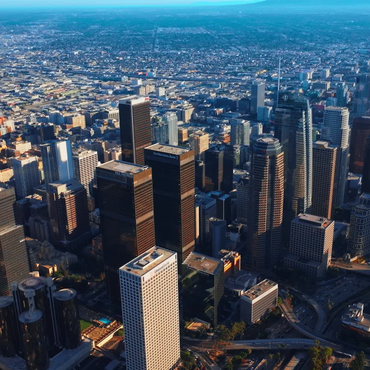Meravigliosi grattacieli di Los Angeles nel quartiere finanziario. Paesaggio urbano con orizzonte indistinto sullo sfondo. Vista dall'alto