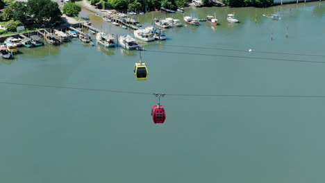 Teleférico-En-Movimiento-En-Barra-Sul-En-Camboriú,-Brasil,-Que-Ofrece-Impresionantes-Vistas-Del-Paisaje-Urbano-Costero-Y-El-Resplandeciente-Océano.