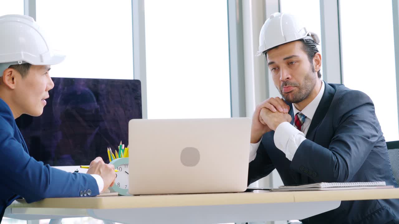 ingeniero y arquitecto reunidos en la mesa de la oficina