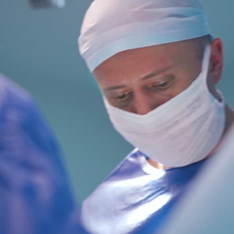 equipo médico que realiza una cirugía