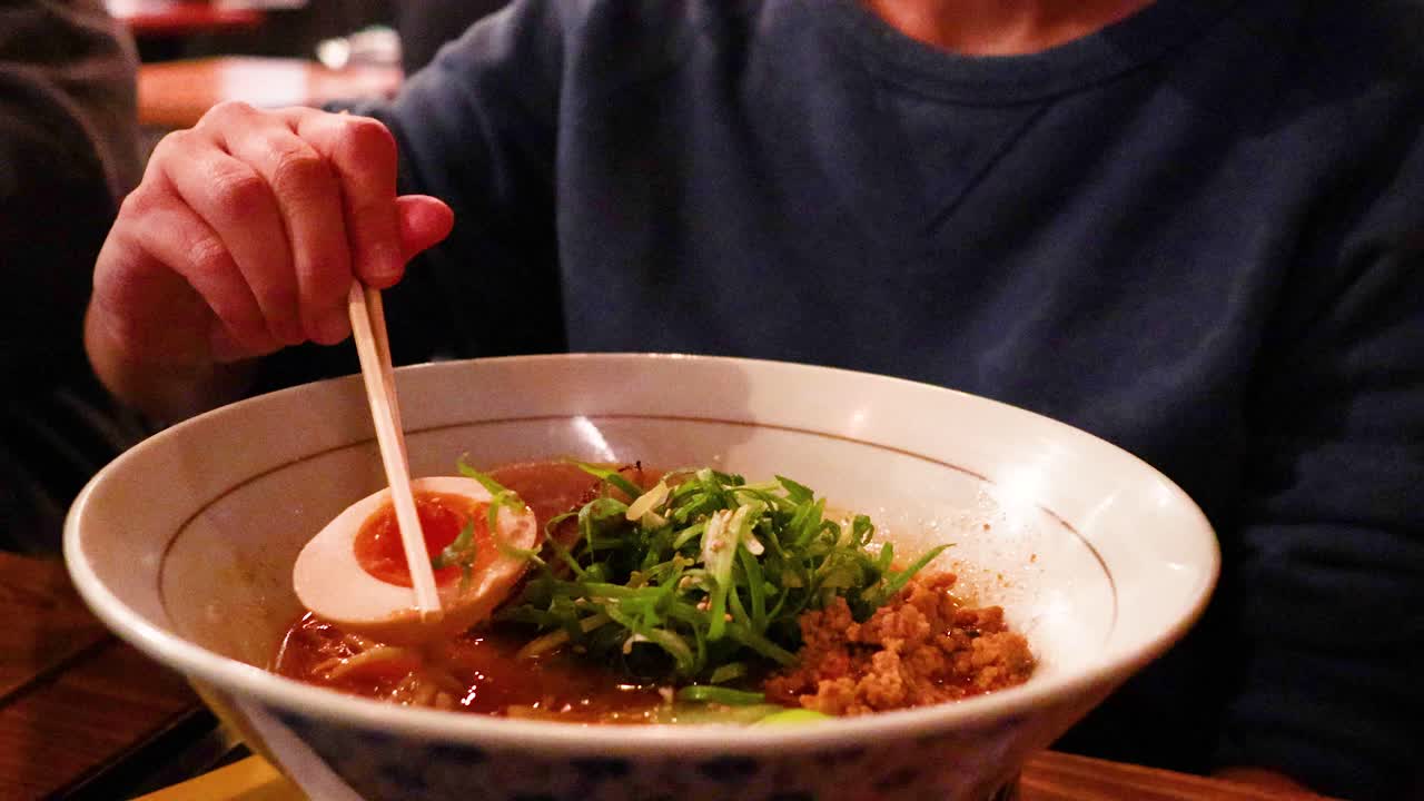 멜버른에서 가락으로 라멘을 맛보는 사람