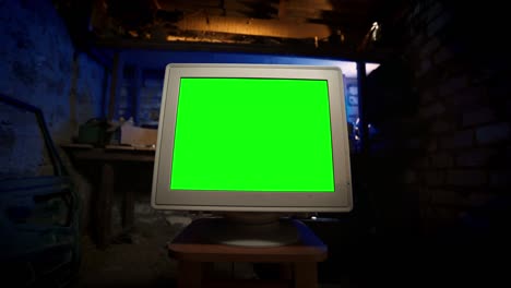 vieja computadora de los años 2000 en el garaje. técnica vintage retro. fondo verde