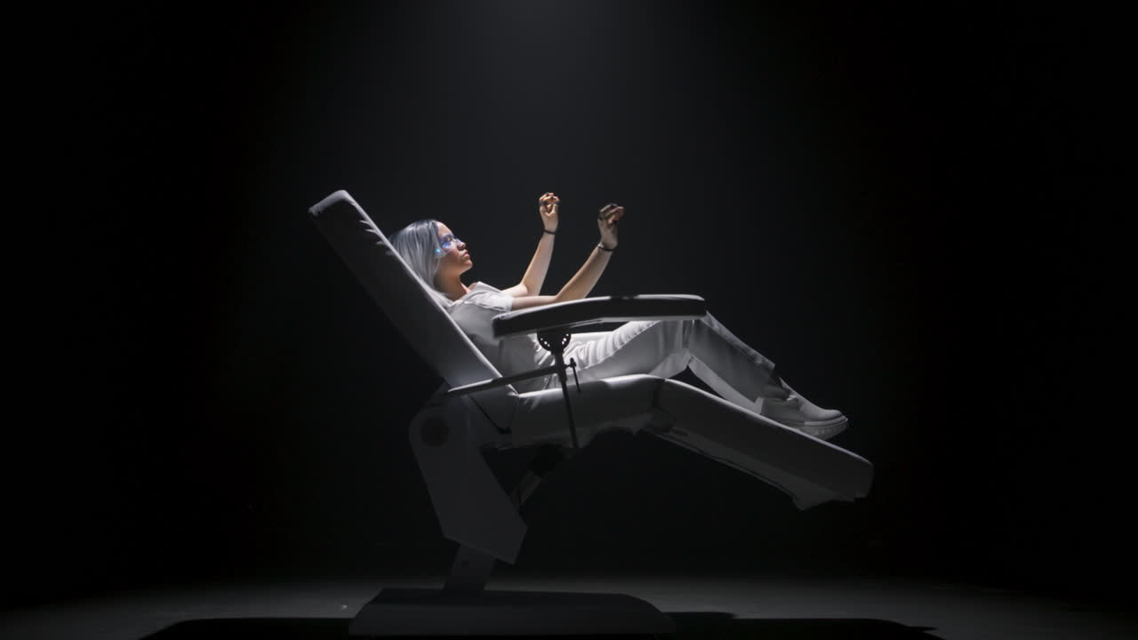 sensores táctiles adolescente tocando interfaz invisible. vr persona jugando relajante