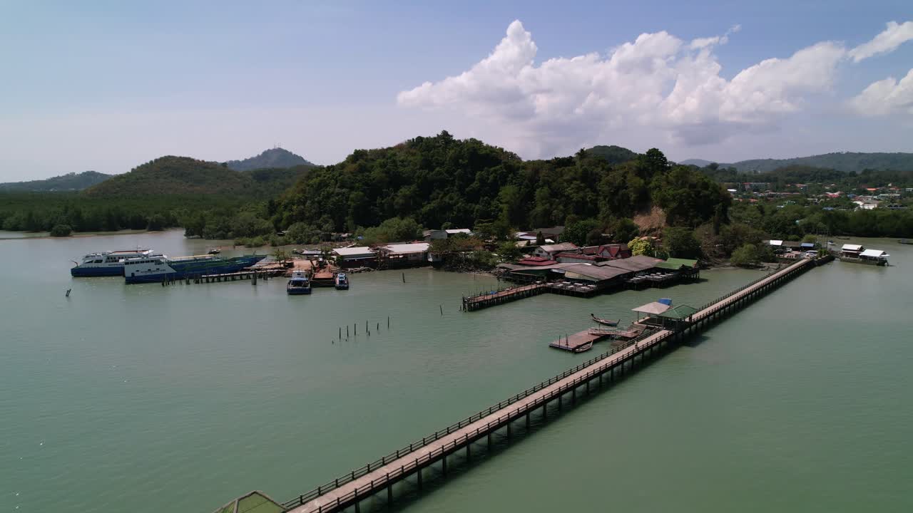 muelle laem hin en phuket, tailandia, rodeado por el mar azul turquesa de andaman en un día soleado