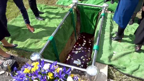 captura de pantalla de un ataúd funerario en un coche fúnebre o capilla o entierro en el cementerio