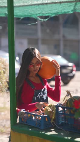 mujer joven en un mercado de agricultores de otoño