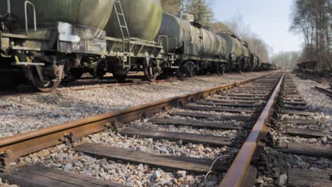 viejos vagones militares en las vías del tren