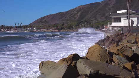 Grandes-Olas-Y-Olas-Chocan-Contra-Las-Casas-De-Playa-Del-Sur-De-California-Durante-Una-Gran-Tormenta-2