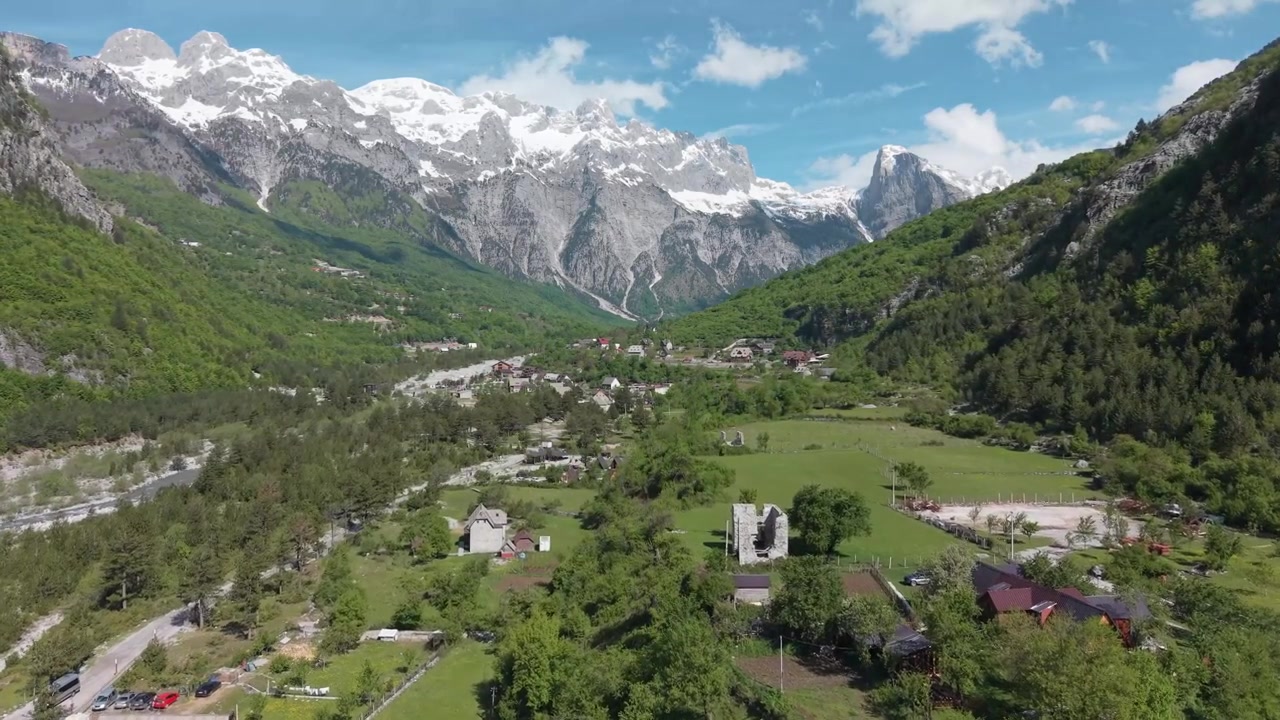 Drohnenvideo vom Dorf Theth in Albanien