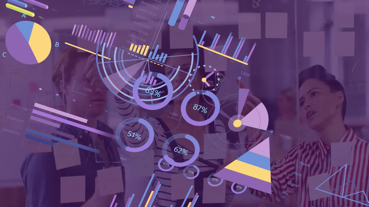 animación del procesamiento de datos financieros sobre diversas personas de negocios