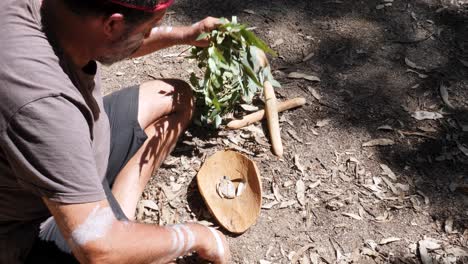 Bei-Der-Räucherzeremonie-Der-Australischen-Ureinwohner-Erzeugt-Der-Mann-Rauch-Auf-Einer-Traditionellen-Holzschale-Als-Teil-Eines-Alten-Indigenen-Brauchs