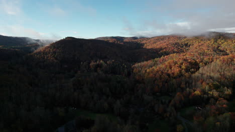 Imágenes-Aéreas-Cinematográficas-De-Los-Colores-Del-Otoño-En-Las-Montañas-Blue-Ridge