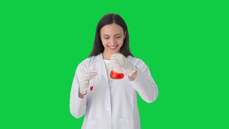 Glückliche-Indische-Wissenschaftlerin,-Die-Experimente-In-Einem-Labor-Greenscreen-Durchführt