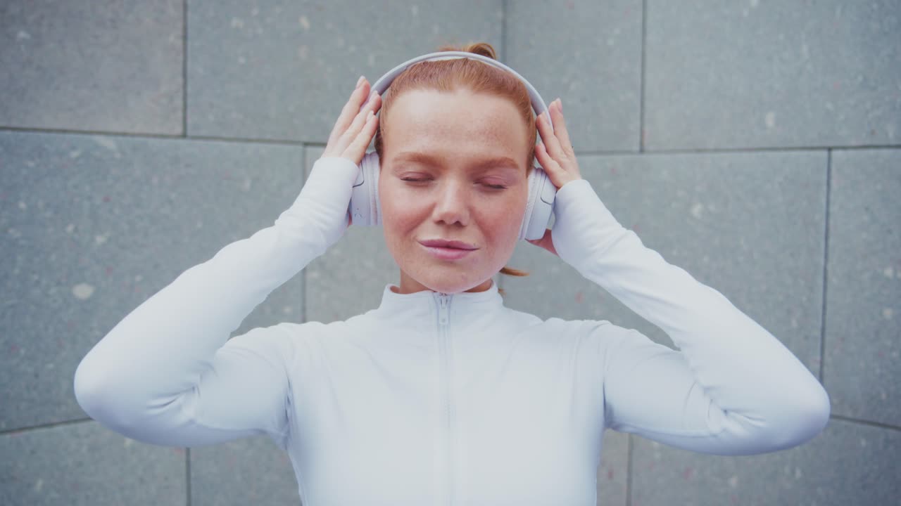 헤드폰을 쓴 여자