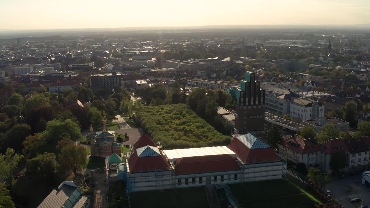 abriendo el área del centro de la ciudad de darmstadt con mathildenhoehe en primer plano en un día soleado de verano con un dron en alemania