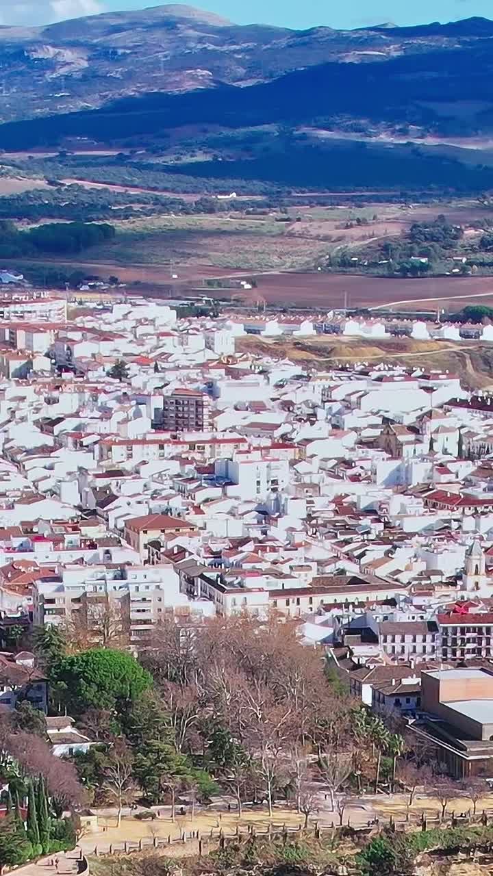 Ovenfra: Udsigt over byen Málaga og landskabet i Spanien