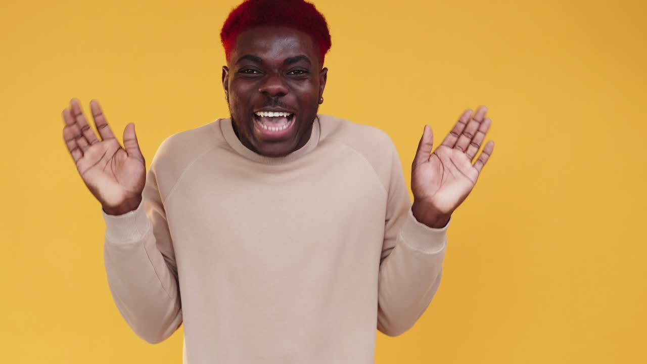 hombre emocionado celebración de éxito logro gif