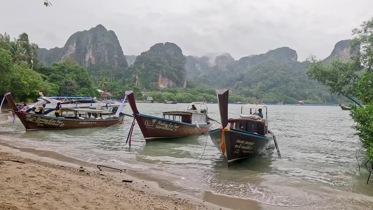 barcos anclados en una pintoresca playa tailandesa