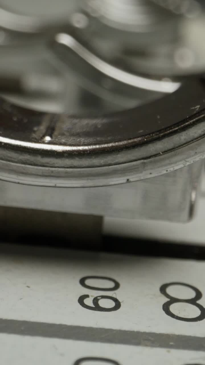 крупный план часовой или швейной машины с цифрой 8