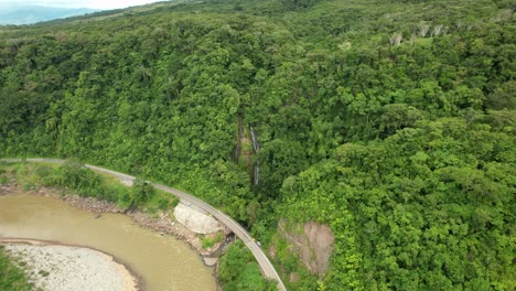 Cascada-A-La-Orilla-De-Carretera-Rodeada-De-Bosque-Y-Montañas