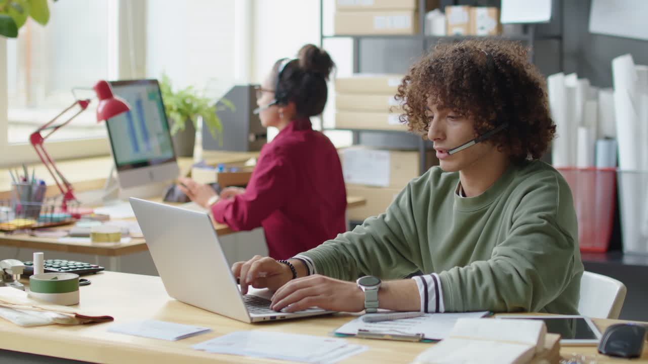 representantes de servicio al cliente que trabajan en una oficina