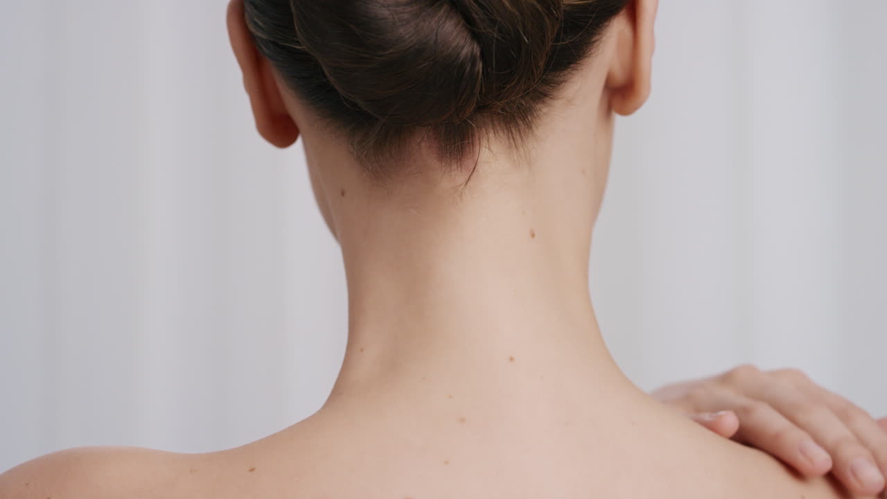 retrato de cerca mujer joven atractiva tocando suavemente la piel acariciando los hombros con la mano hermosa mujer caucásica con complexión perfecta disfrutando de cuidado de la piel de lujo relajación sensual