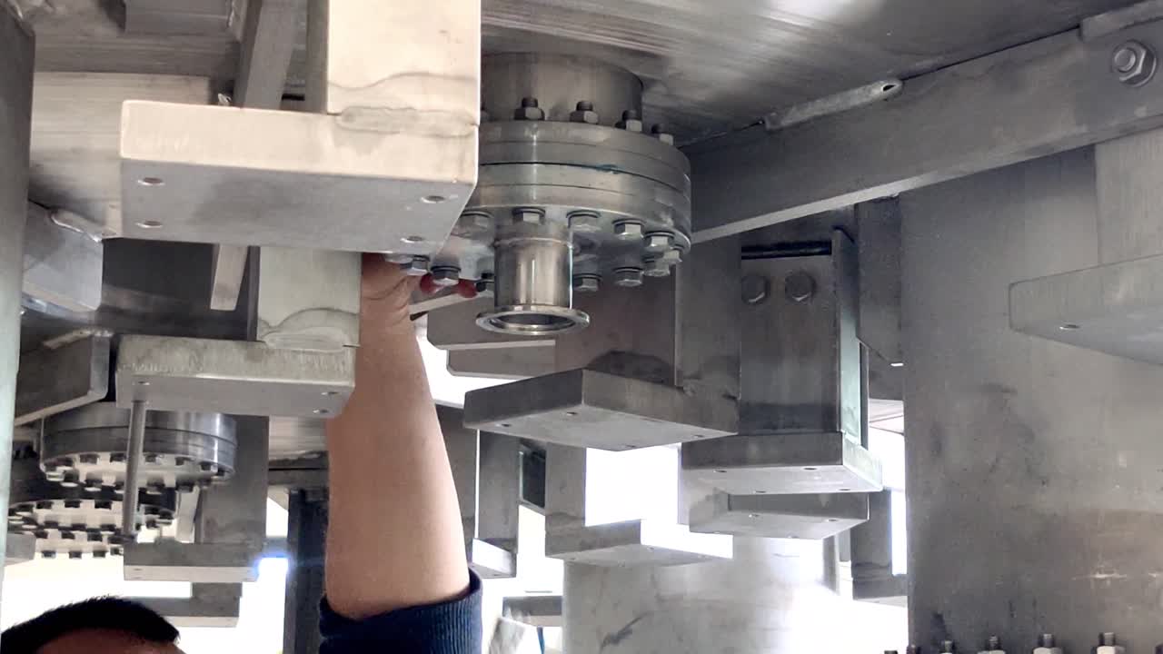 산업 공장 직원 노동자 손을 사용하여 렌치와 볼트를 단단히