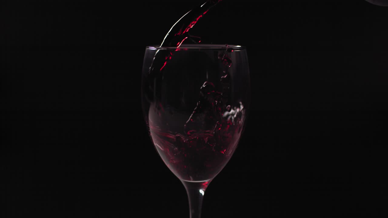 ⁇ 은 포도주 를 잔 에  ⁇ 는 것