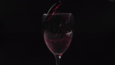 vertiendo vino tinto en un vaso