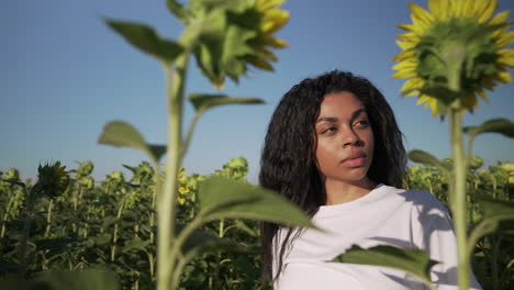 Women-in-a-sunflower-field