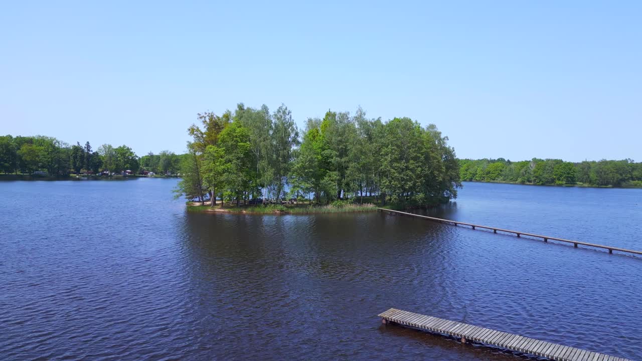 아름다운 공중 뷰 비행 자연 여름 낙원 호수에 있는 이 ⁇ 한 섬, 체코어로 chlum, 2023년