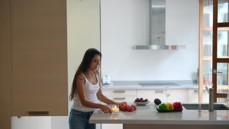 mujer preparando comida en una cocina moderna